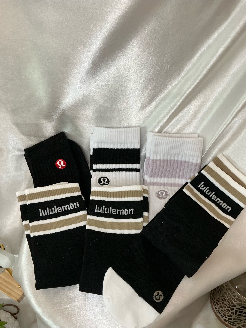 NWOT Lululemon Daily Essential and Tell to Tale Socks S-M Pack of 6